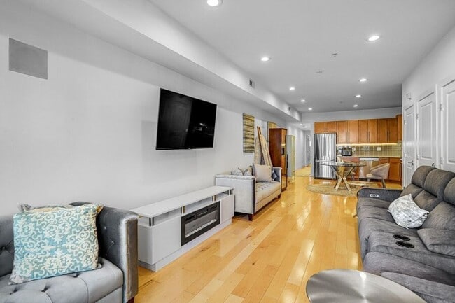 Building Photo - 816 Kennedy St NW