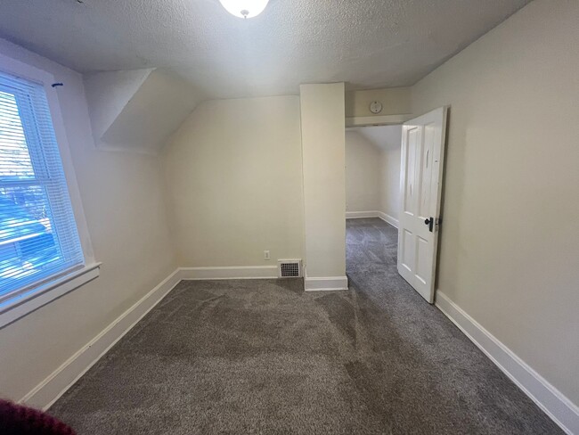 Building Photo - 2 BR/bonus room 1 bath home in West Sevent...