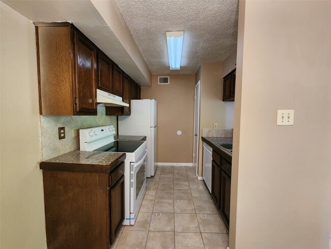 Building Photo - 17331 Red Oak Dr