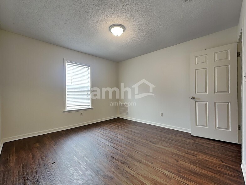 Building Photo - 245 Brookstone Cove