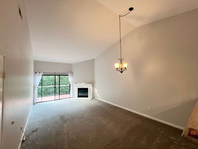 Building Photo - Beautiful 3-Bedroom Condo in Villas at Cal...