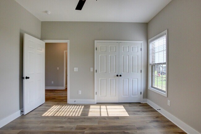 Building Photo - 102 Riverbend Dr