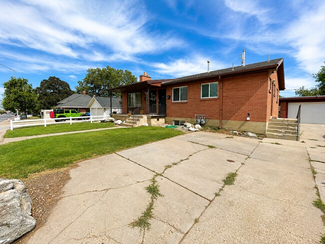 Building Photo - 223 500 S