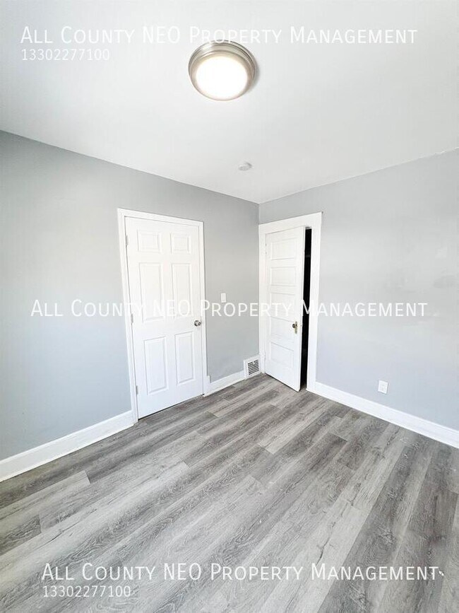 Building Photo - 3320 W 56th St