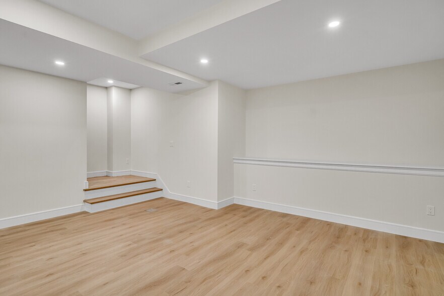 Building Photo - 77 Thorndike St