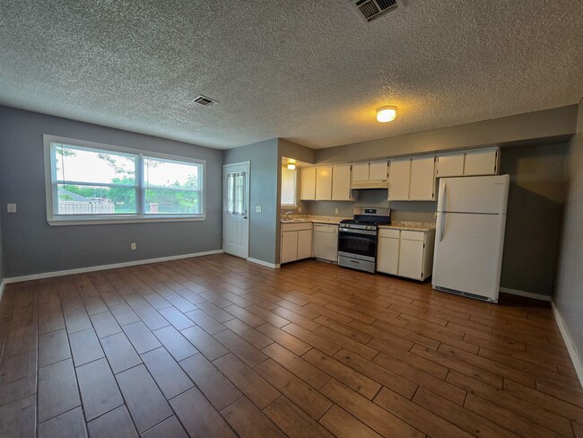 Building Photo - Beautifully remodeled 2-bedroom home in a ...