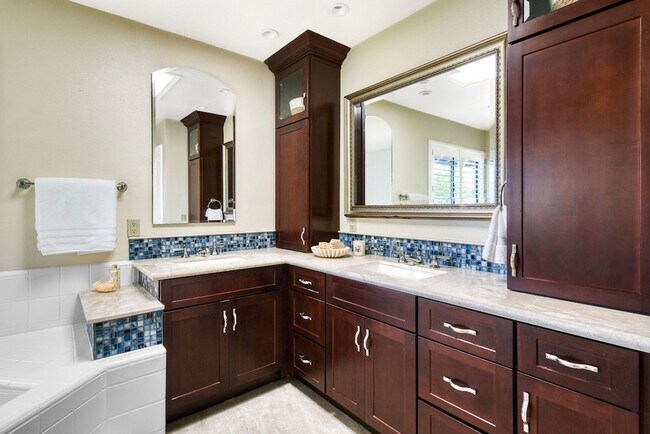Building Photo - 8 Racquet Ct