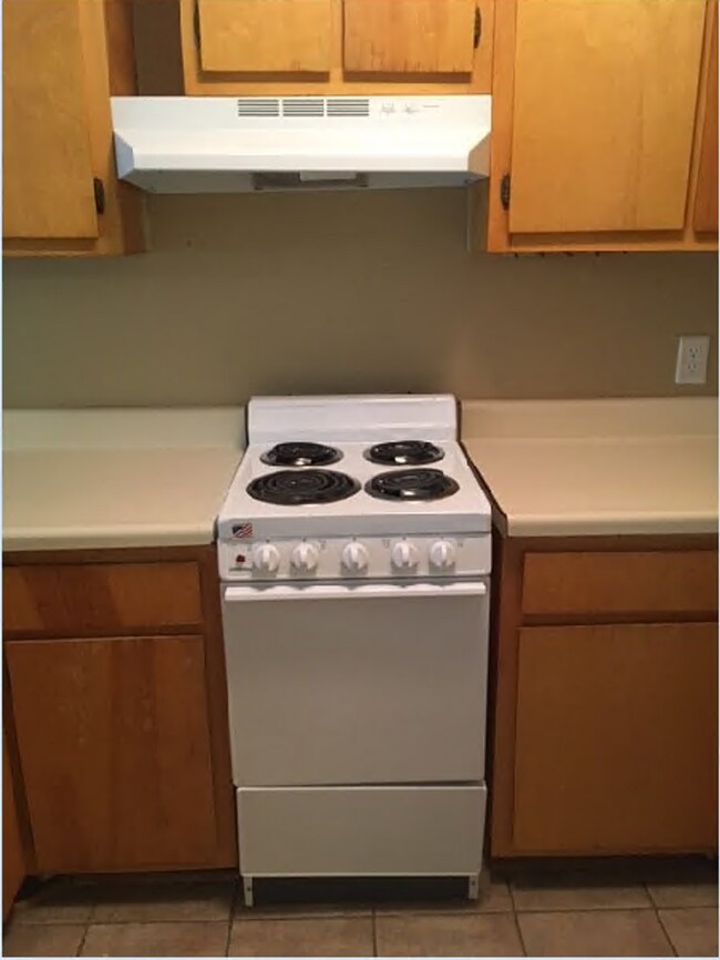 Building Photo - 2 BEDROOM/ 2 BATH APARTMENT