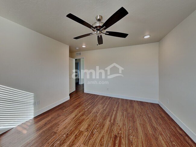 Building Photo - 901 N Barkvine Ave