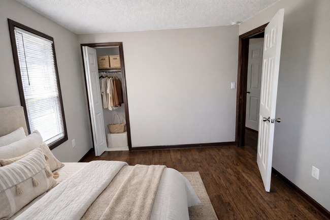 Building Photo - Super Cute Home