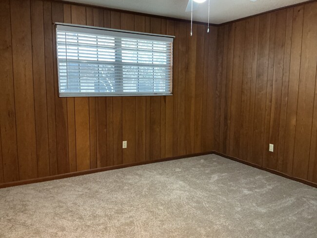 Building Photo - Lake Hollingsworth Area 3/2 – Updated & Move-In Ready