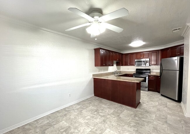Building Photo - Updated Lower Level Condo in gated Vista Way Village!