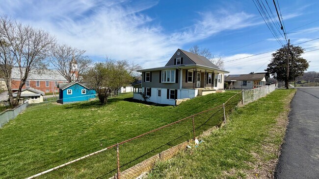 Building Photo - Spacious Updated 5BR Home with Flexible Living Options