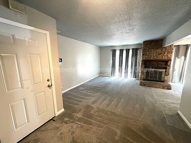 Building Photo - 4702 Walden Pond Dr