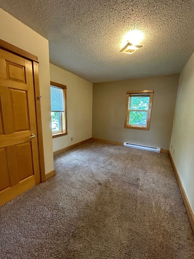 Building Photo - New On Market - 3 Bedroom, 1 Bathroom Duplex