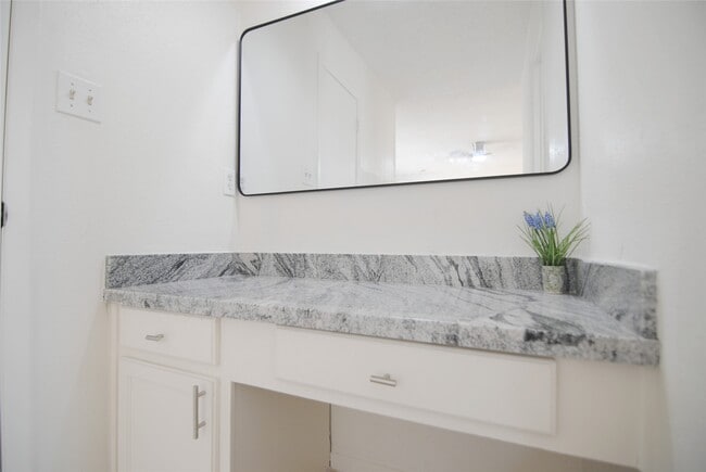 Building Photo - 6207 Grandvale Dr