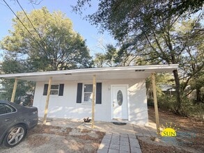 Building Photo - Cozy & Convenient 2-Bedroom Home in Crestview!