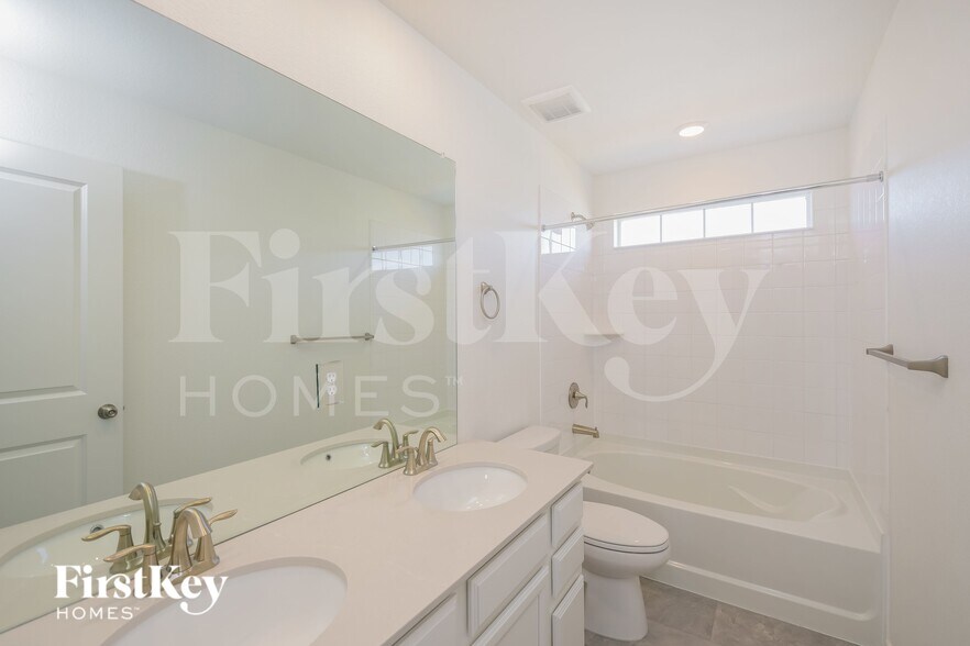 Building Photo - 10995 Uvalda St