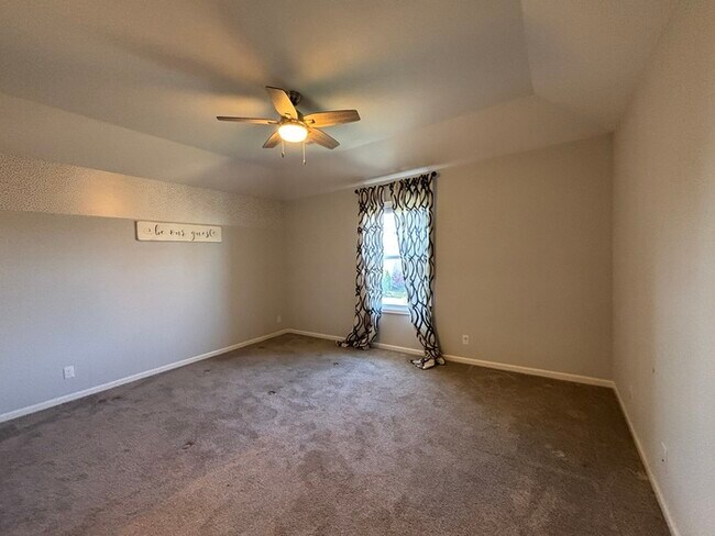 Building Photo - Modern 4BR 3.5 BA w/ Covered Lanai + Community Pool + Dedicated Office in Olathe