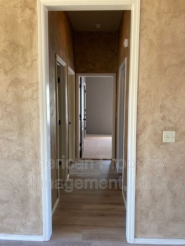 Building Photo - 15609 S Broadway St