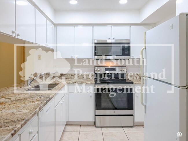 Building Photo - 631 Queens Loop N