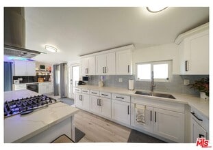 Building Photo - 848 W Irving Pl