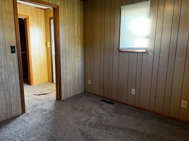 Building Photo - Cute 3 Bedroom Home
