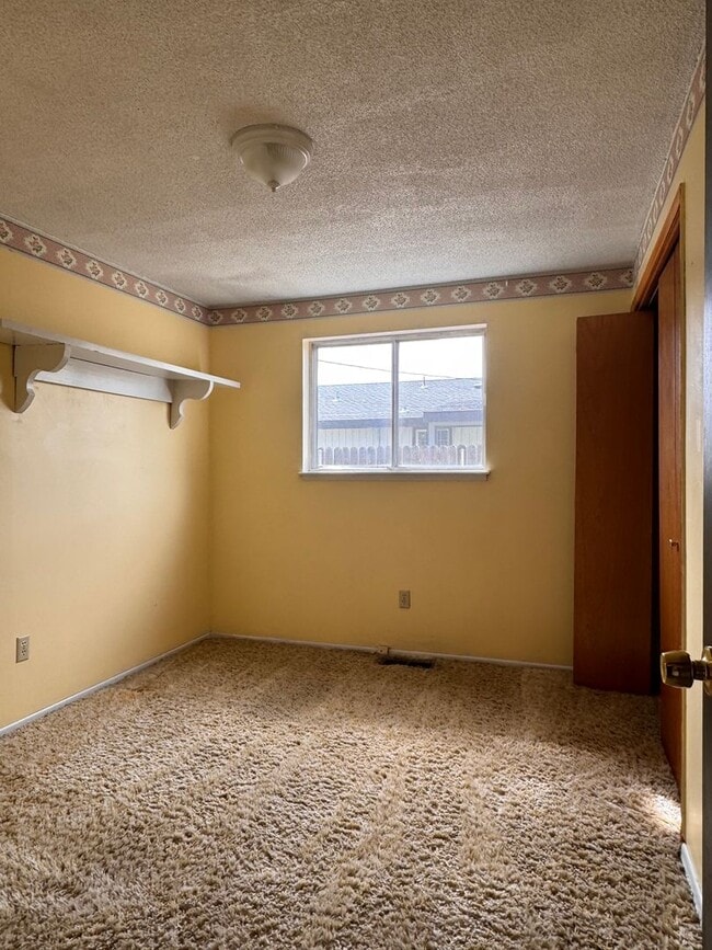 Building Photo - Large 3 br 1 ba charming home