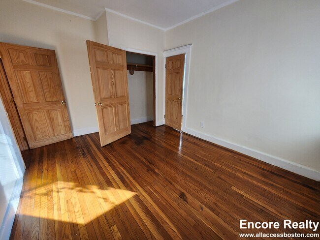 Building Photo - 248 Kelton St