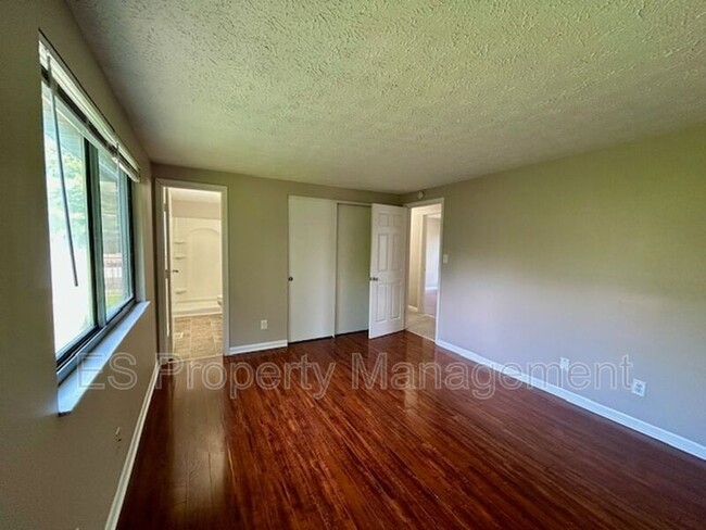 Building Photo - 1180 Standish Dr