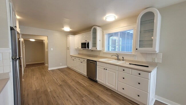 Building Photo - 643 NE Channon Ave