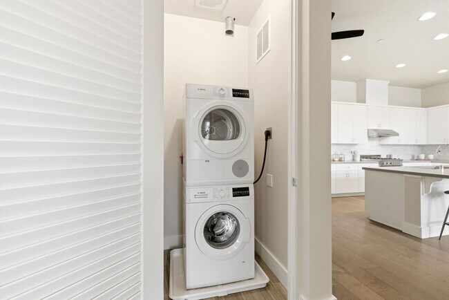 Building Photo - Gorgeous & Modern Los Altos Condo