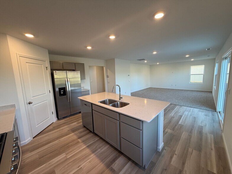 Building Photo - 3902 Bradley Dr