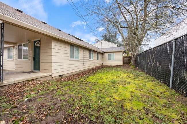 Building Photo - Spacious 5 bed/2 bath in SE Portland