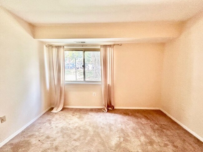 Building Photo - Cozy Oasis in Rockville!