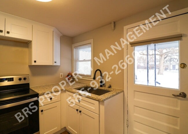 Building Photo - JUST REDUCED!!!!  1 Bed, 1 Bath House In Rochester Hills