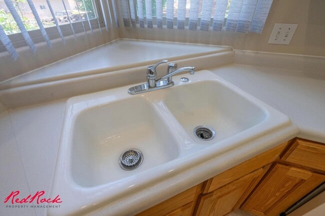 Building Photo - Comfortable 3-bedroom Home. Small Dog Frie...