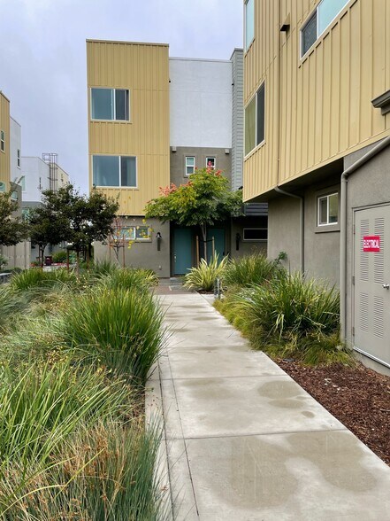 Building Photo - 158 Uptown Cir