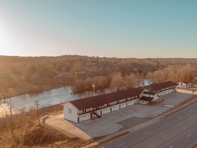 Building Photo - Mammoth Spring