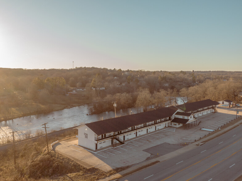 Building Photo - Spring River Commons