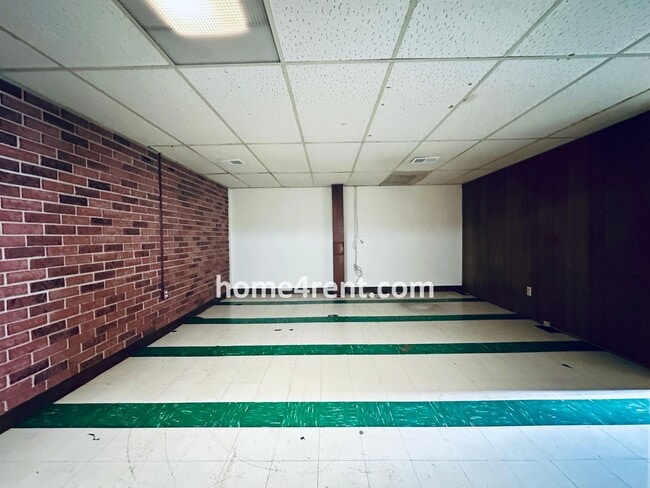 Building Photo - Charming Duplex Style Home with New Paint, Updated Floors, Finished Basement and a Quiet Back Patio!