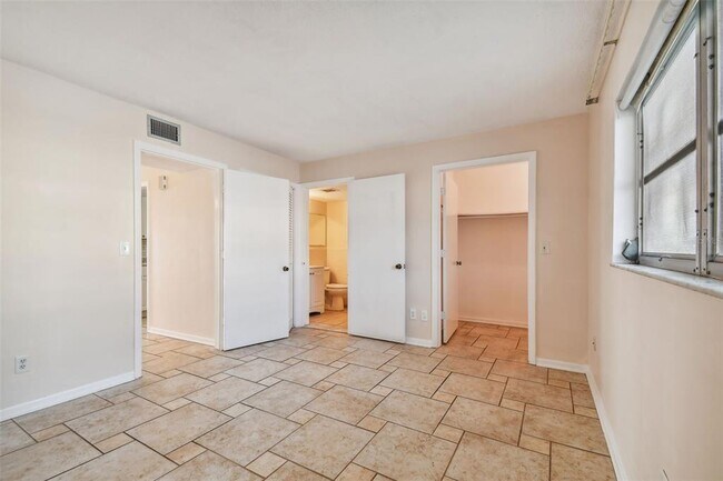 Building Photo - 610 Indian Rocks Rd N