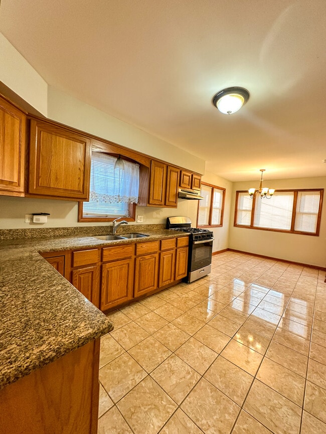 Building Photo - 8626 S Damen Ave