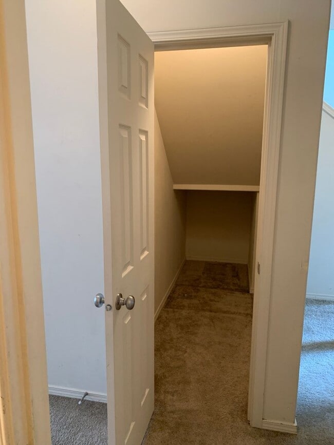 Building Photo - *** FIRST FULL MONTH'S RENT FREE***BEAUTIF...