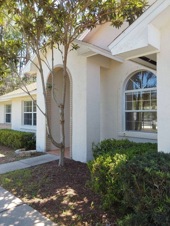 Building Photo - Beautiful 3 Bedroom + Den, 2 Bathroom Home...