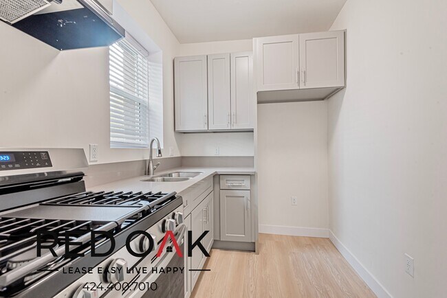 Building Photo - 341 S Alvarado St