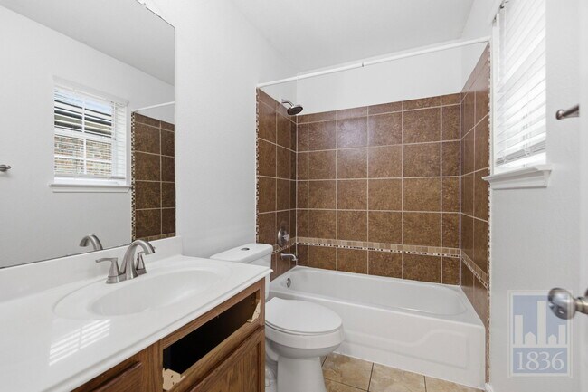 Building Photo - 1006 Buttercup Ct