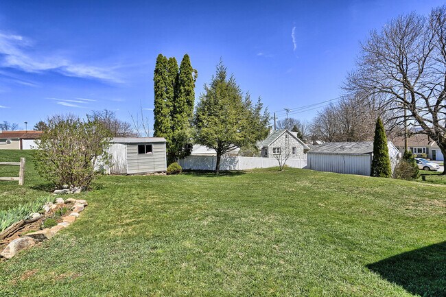 Building Photo - 203 Roxbury Road - $1200/month - Available...