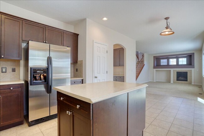 Building Photo - Awesome 3bed/3bath/2car garage on a quiet street in Aurora!