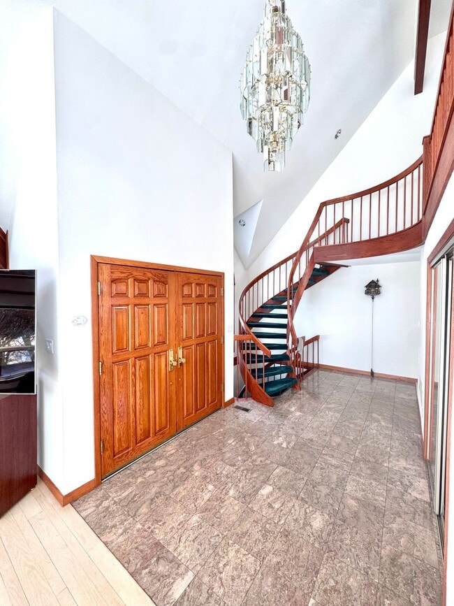 Building Photo - GRAND FIVE BEDROOM HOME